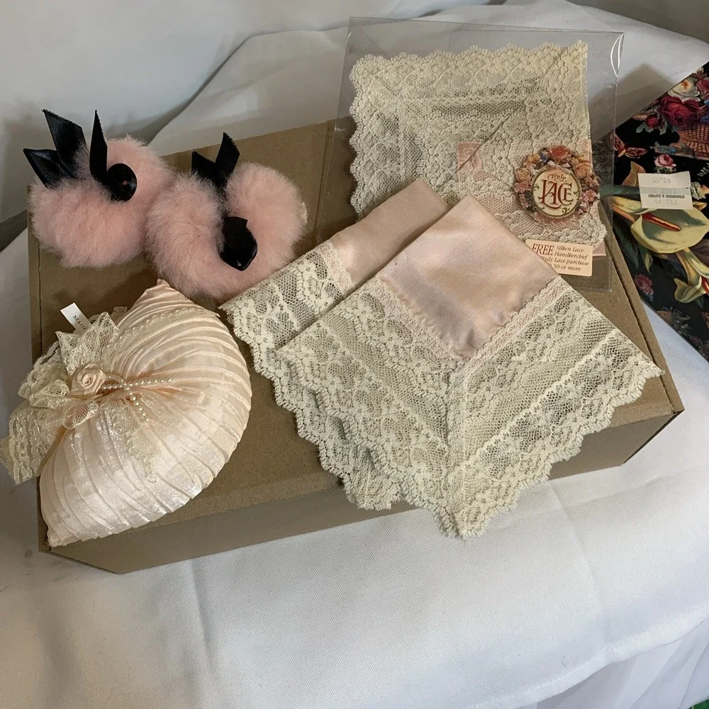 Truly Lace By Coty Powder Puffs Lace Hanky Unused- In John‎ Grossman Floral Box